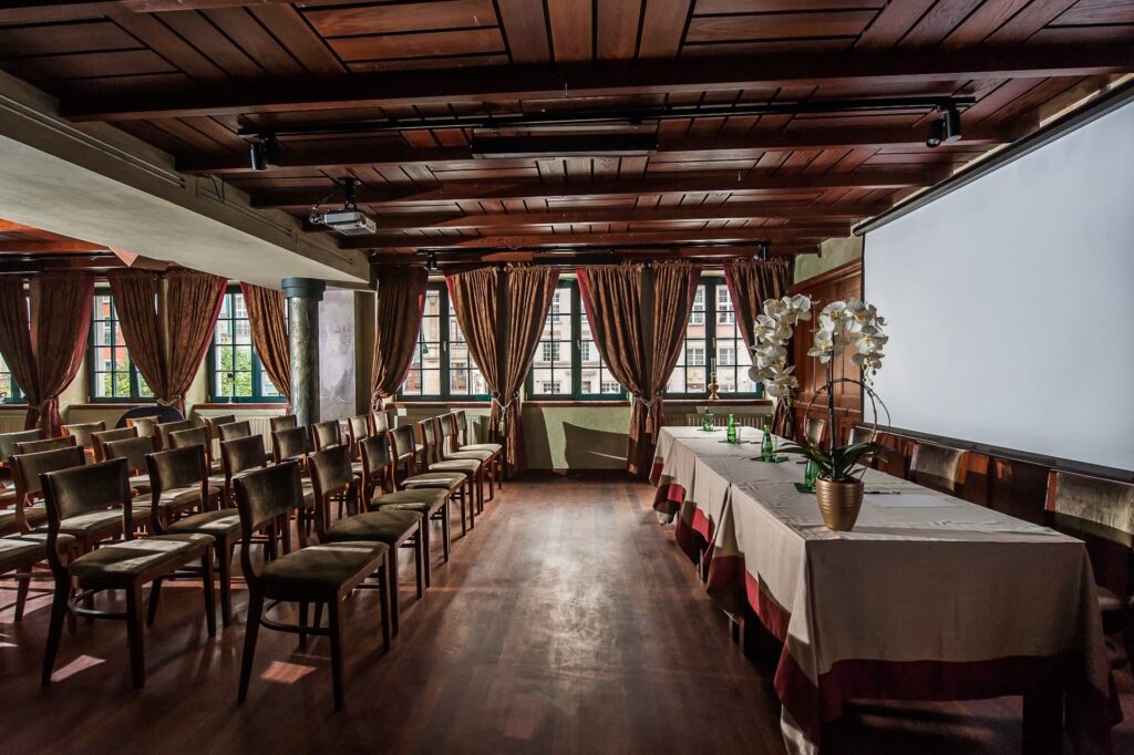 Sala <span style="color: var(--gold);">Holenderska</span> 2